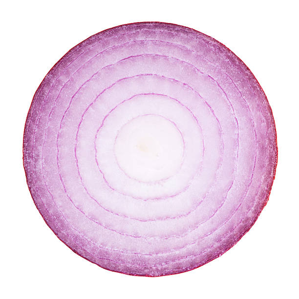 красный лук части на белом - spanish onion стоковые фото и изображения