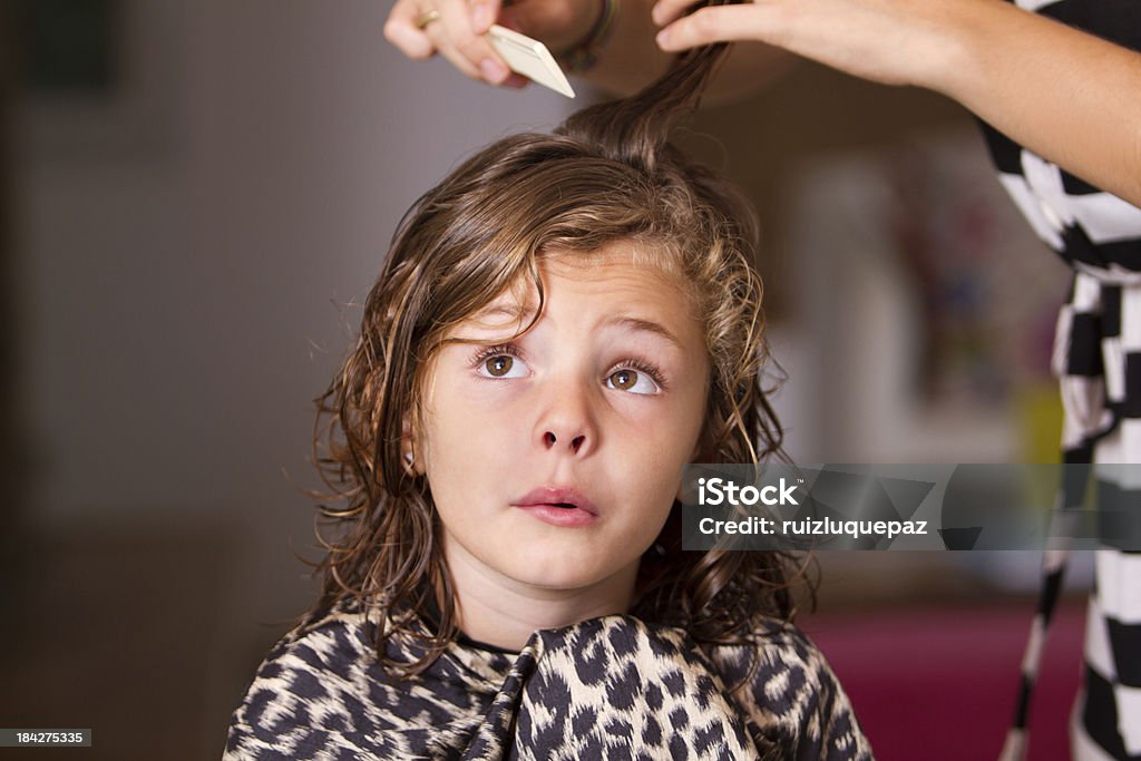 Não feliz no salão de cabeleireiro - Foto de stock de Criança royalty-free