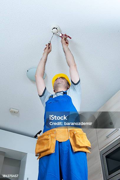 Lassen Stockfoto und mehr Bilder von Blaumann - Blaumann, Monteurberuf, Arbeiten