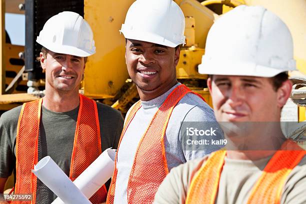 Três Trabalhadores De Construção Multiétnico - Fotografias de stock e mais imagens de 20-29 Anos - 20-29 Anos, 30-39 Anos, Adulto
