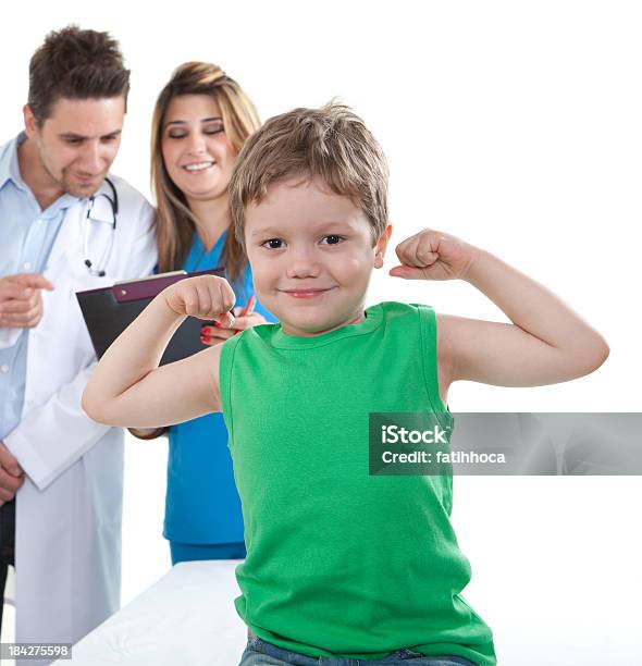 Mały Chłopiec I Badanie - zdjęcia stockowe i więcej obrazów Badanie lekarskie - Badanie lekarskie, Białe tło, Chłopcy