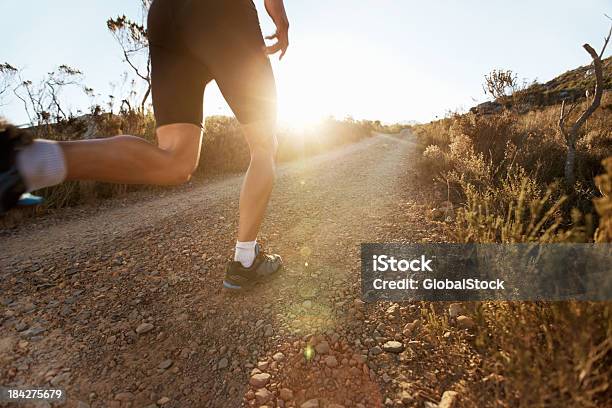 Uomo Jogging In Campagna - Fotografie stock e altre immagini di Abbigliamento sportivo - Abbigliamento sportivo, Adulto, Adulto in età matura