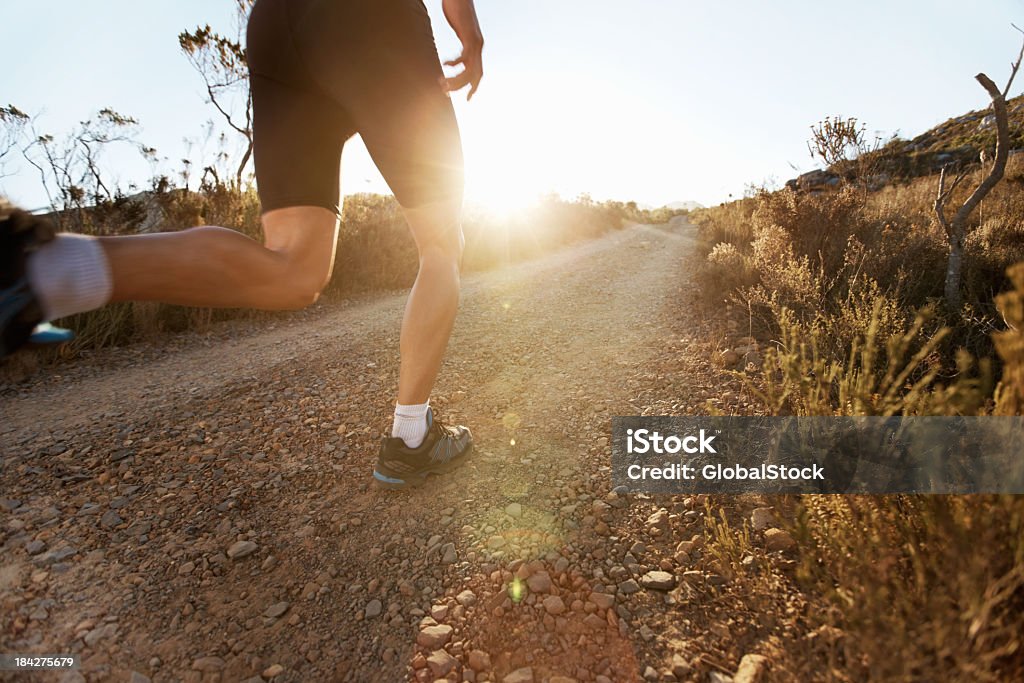 Człowiek jogging na wsi - Zbiór zdjęć royalty-free (Aktywny tryb życia)