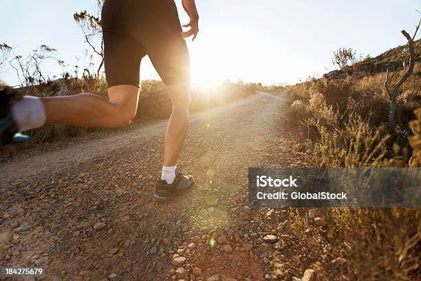 Człowiek Jogging Na Wsi - zdjęcia stockowe i więcej obrazów Aktywny tryb życia - Aktywny tryb życia, Biegać, Ciało ludzkie