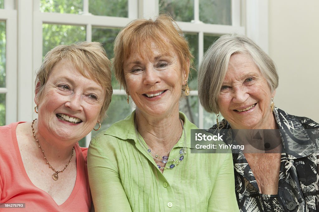 Retrato de três felizes amigos mulheres idosas amigos - Royalty-free Mais de 80 Anos Foto de stock