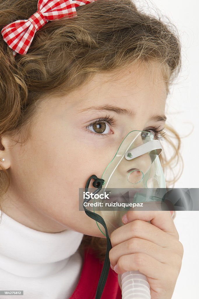 Tratamiento de asma - Foto de stock de Niño libre de derechos