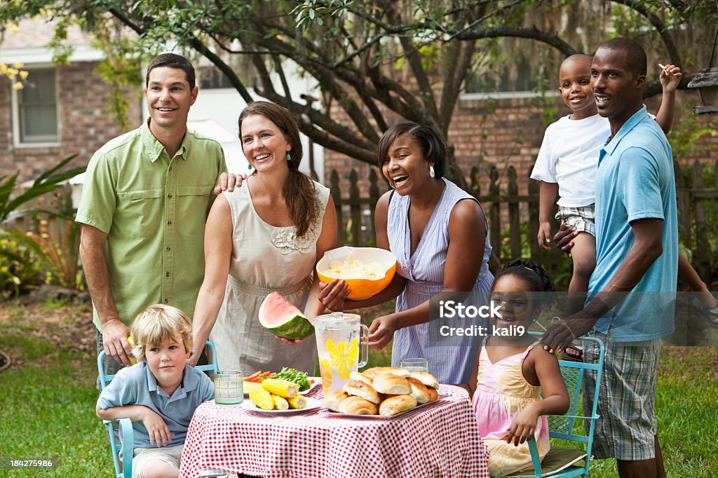 Deux familles au barbecue dans le jardin - Photo de Enfant libre de droits