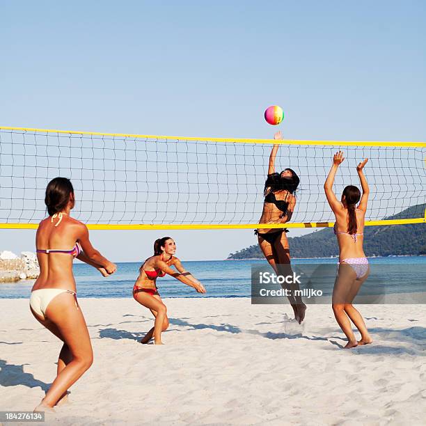 Photo libre de droit de Groupe De Filles Jouant Au Volleyball De Plage banque d'images et plus d'images libres de droit de Beach-volley - Beach-volley, Amitié, Bloquer le ballon