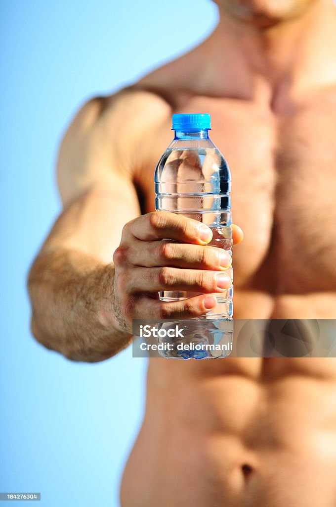 Fit homme avec une bouteille d'eau - Photo de Abdomen libre de droits