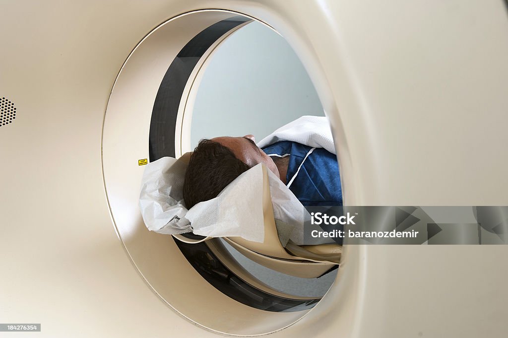 Uomo che riceve una Scansione medica - Foto stock royalty-free di Apparecchiatura per la TAC