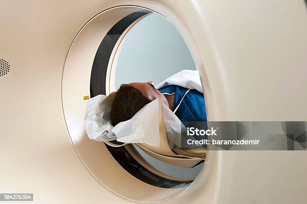 남자 수용적 의료 스캔 CAT 스캔에 대한 스톡 사진 및 기타 이미지 - CAT 스캔, CAT 스캔 기계, MRI 스캔