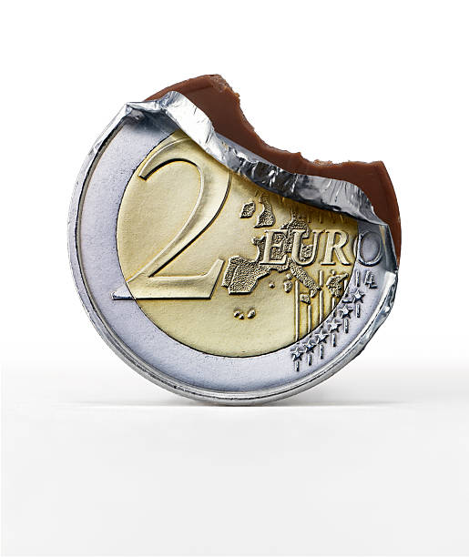 candy zwei-euro-münze - coin chocolate food chocolate coin stock-fotos und bilder
