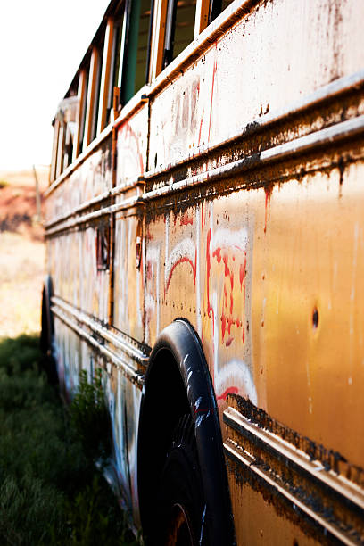 vieille abandonnée bus scolaire - bussing photos et images de collection