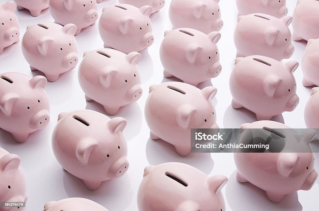 동일한 핑크 요업 피기 은행 입석 있는 행 - 로열티 프리 돼지 저금통 스톡 사진