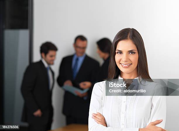 Alegre Mujer De Negocios Foto de stock y más banco de imágenes de 20-24 años - 20-24 años, 25-29 años, 60-69 años