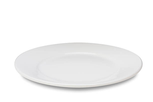 assiette vide sur blanc - dishware photos et images de collection