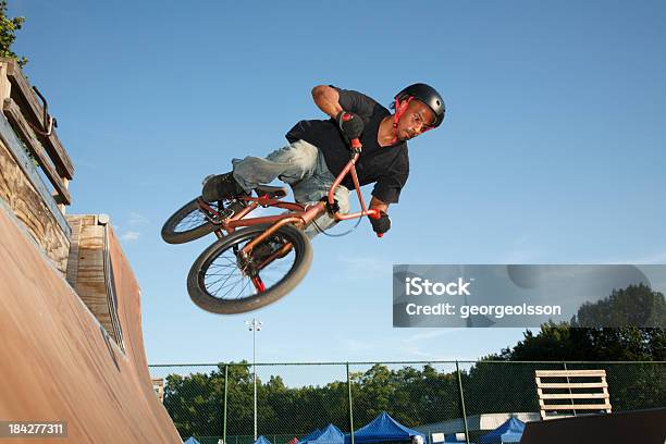 Bmx Przeskakiwanie Do Pochylni Park - zdjęcia stockowe i więcej obrazów Kolarstwo BMX - Kolarstwo BMX, Park publiczny, Afrykanin