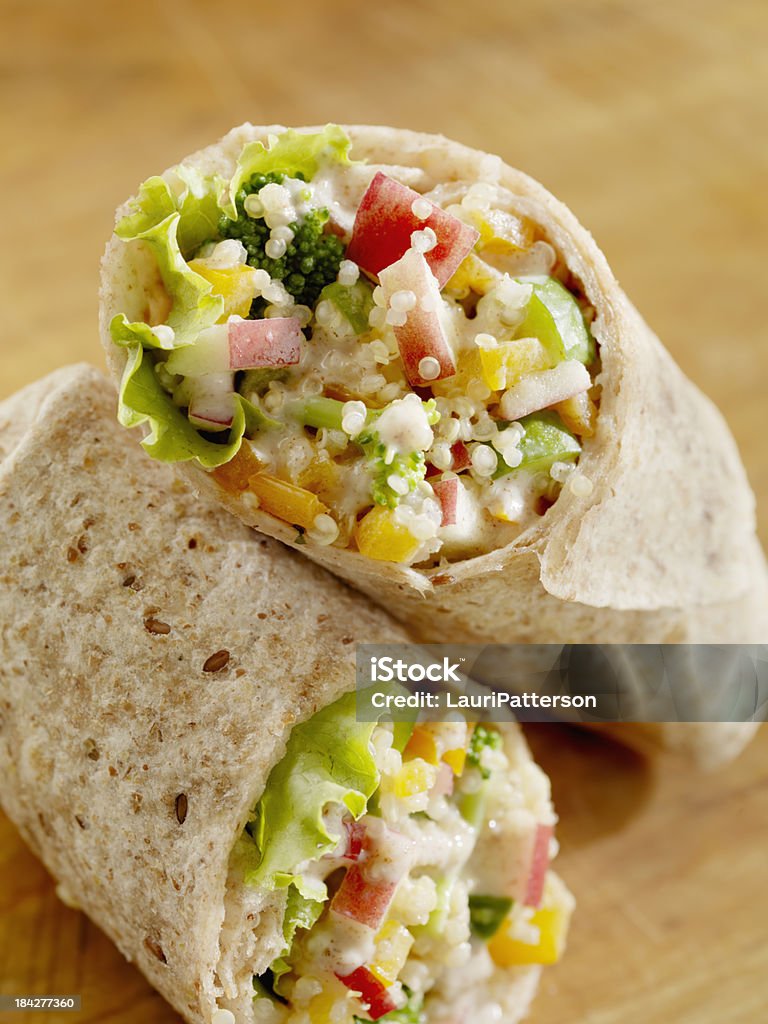 Cremige Packung Quinoa und Gemüse-Salat - Lizenzfrei Tortilla-Sandwich Stock-Foto