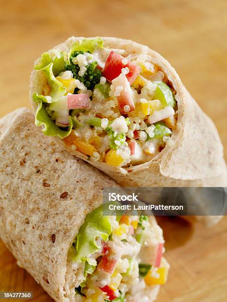 Cremige Packung Quinoa Und Gemüsesalat Stockfoto und mehr Bilder von Tortilla-Sandwich - Tortilla-Sandwich, Quinoa, Apfel