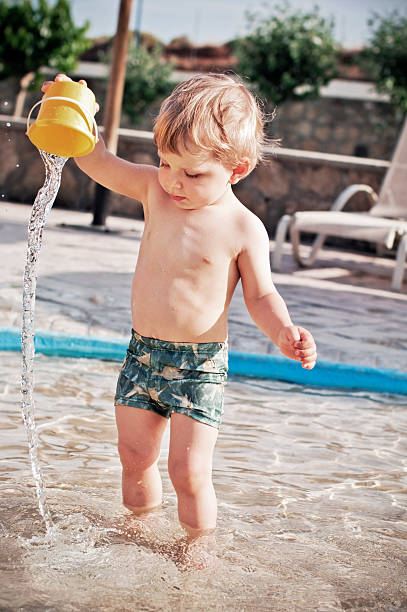 versare a pagaiare piscina - wading child water sport clothing foto e immagini stock