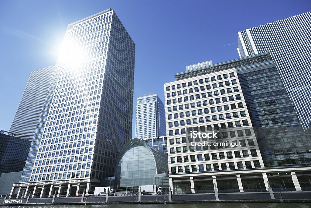 Edificios de negocios de Canary Wharf en Londres con bajo el reflejo del sol - Foto de stock de Acero libre de derechos