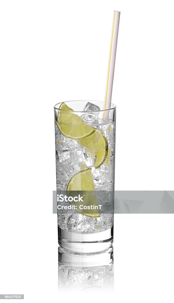 Лед напиток с лимоны - Стоковые фото Изолированный предмет роялти-фри