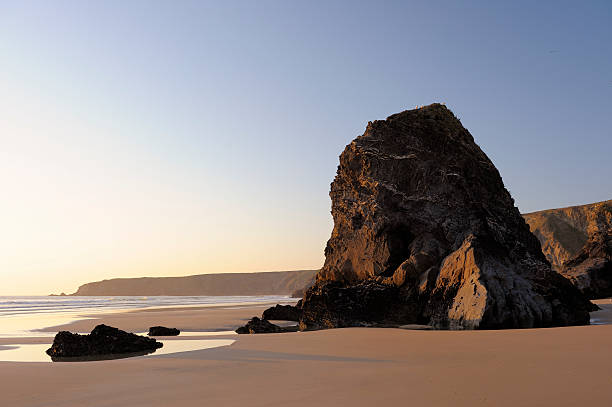 スタックロック bedruthan のステップで - travel destinations rocky coastline moody sky clear sky ストックフォトと画像