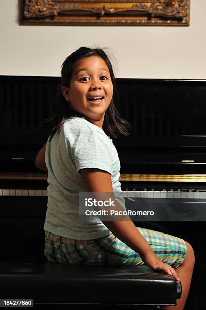 Portret Mały Pianista Z Szczęśliwy Twarz - zdjęcia stockowe i więcej obrazów Dziecko - Dziecko, Pianino - Instrument klawiszowy, 8 - 9 lat