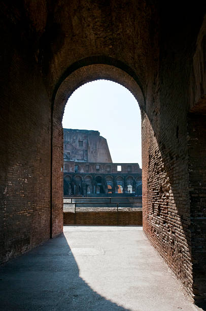 corridoio in parte il colosseo (anfiteatro flavio), roma - light nobody coliseum vertical foto e immagini stock