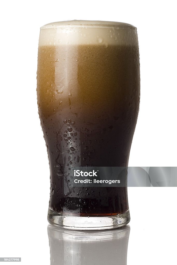 Cerveja gelada de stout acertando isolado em um fundo branco - Foto de stock de Stout royalty-free