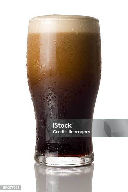 Foto de Cerveja Gelada De Stout Acertando Isolado Em Um Fundo Branco e mais fotos de stock de Stout