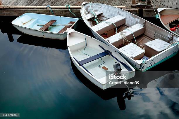 Imbarcazioni - Fotografie stock e altre immagini di Acqua - Acqua, Attraccato, Barca a remi