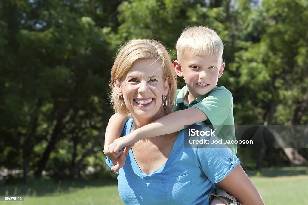 Nonna e Nipote - Foto stock royalty-free di Abbracciare una persona