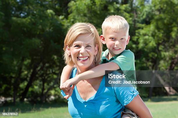 Nonna E Nipote - Fotografie stock e altre immagini di Abbracciare una persona - Abbracciare una persona, Adulto, Adulto in età matura