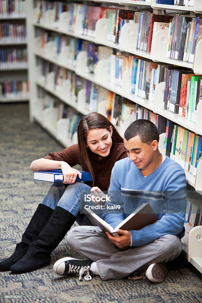 Teenagerpaar hanging out in der Bibliothek - Lizenzfrei Lesen Stock-Foto
