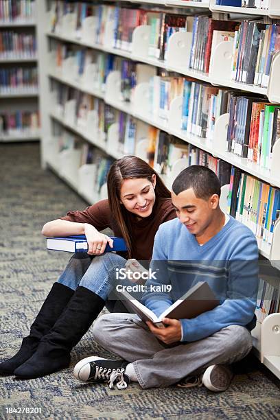 Teenagerpaar Hanging Out In Der Bibliothek Stockfoto und mehr Bilder von Lesen - Lesen, Teenager-Alter, Bibliothek