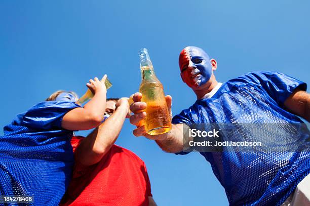 Tailgate Party Piwo Tosty Z Przyjaciółmi I Wentylatory - zdjęcia stockowe i więcej obrazów Tailgate party