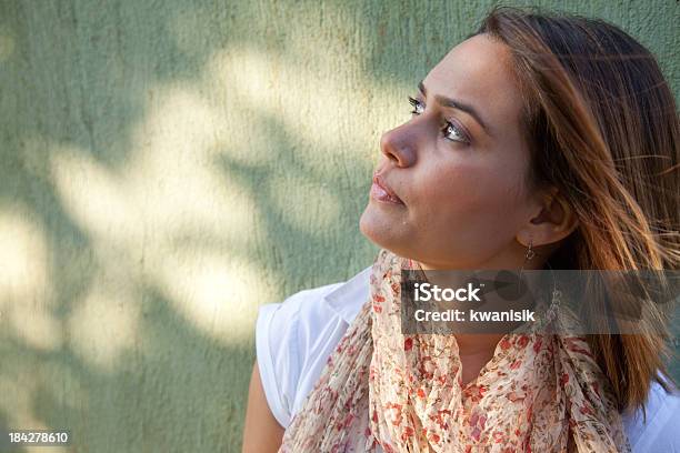 Solo Chica Joven Mirando Tristeza Foto de stock y más banco de imágenes de 20 a 29 años - 20 a 29 años, 20-24 años, Aburrimiento