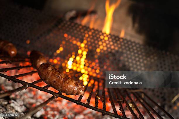 Grill Gotowania Kiełbasy - zdjęcia stockowe i więcej obrazów Barbecue - Barbecue, Domowy, Dym