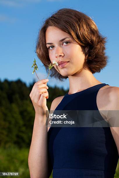 Foto de Bela Adolescente Com Flor e mais fotos de stock de Aeróbica - Aeróbica, Atividade Recreativa, Comportamento