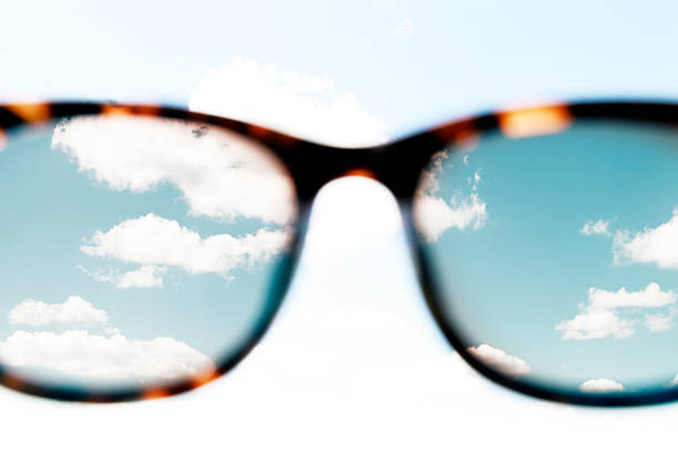 himmel durch sonnenbrille - polarizer stock-fotos und bilder