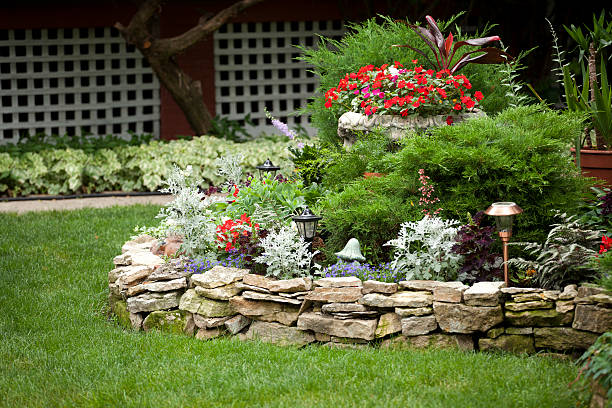아이리스입니다 정원 - landscaped retaining wall stone flower bed ��뉴스 사진 이미지