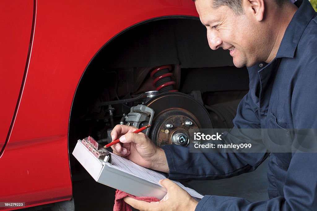 Männliche Mechaniker überprüft Auto-Kurzurlaub - Lizenzfrei Arbeiten Stock-Foto