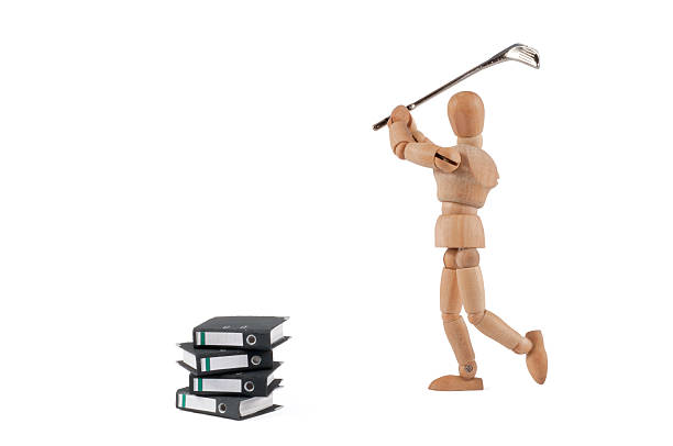 деревянный манекен играет в гольф с папками - ispiration стоковые фото и изображения