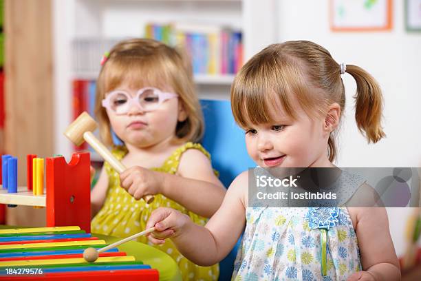 Paar Genießen Sie Musik Kleinkinder Spielen Im Kinderzimmerambiente Stockfoto und mehr Bilder von Baby