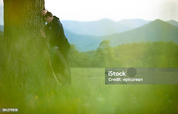 Empresário Inclinarse Contra Uma Árvore - Fotografias de stock e mais imagens de Ficar de Pé - Ficar de Pé, Montanhas Great Smoky, Pessoas