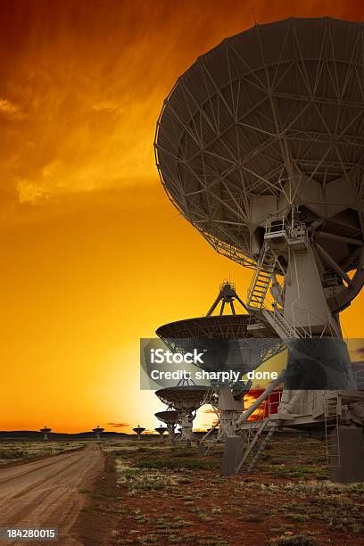 Photo libre de droit de Xxl Radio Télescopes Coucher Du Soleil banque d'images et plus d'images libres de droit de Couleur vive - Couleur vive, Multicolore, Tour de télécommunication