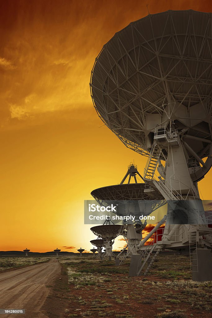 XXL radio telescopi tramonto - Foto stock royalty-free di Colore brillante