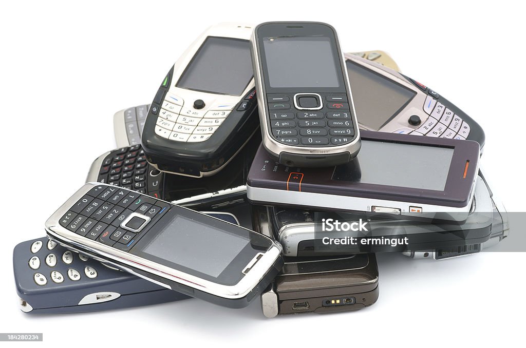 Старый используется cellphones коротким Изолирован на белом - Стоковые фото Мобильный телефон роялти-фри