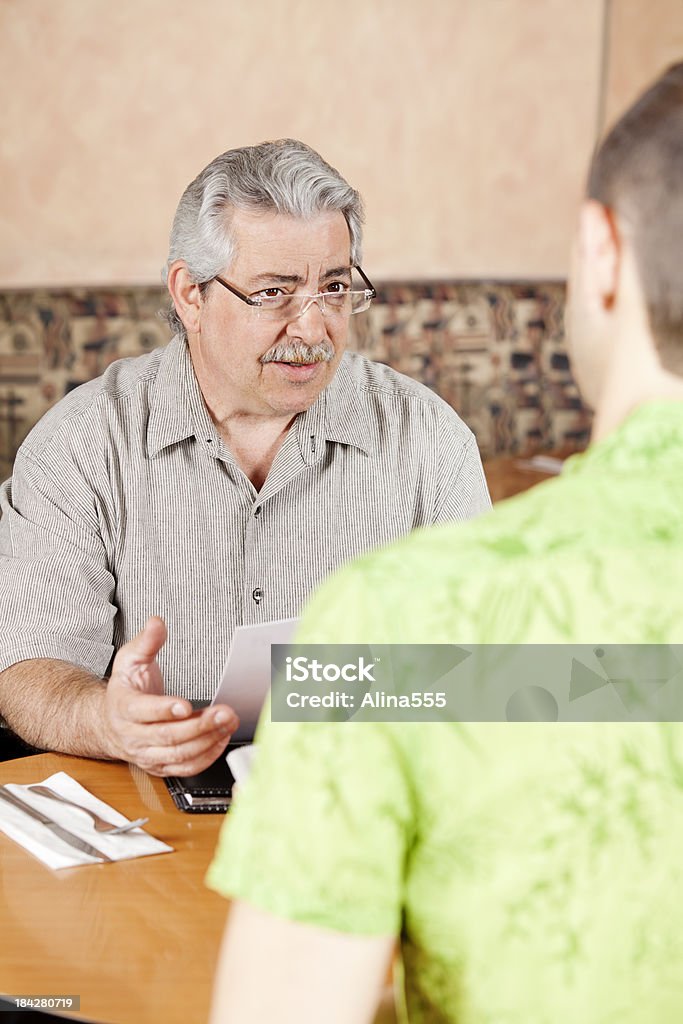 Due persone parlare di lavoro durante la pausa pranzo - Foto stock royalty-free di 25-29 anni